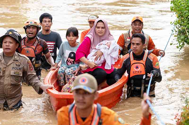 Evakuasi korban banjir di Luwu.