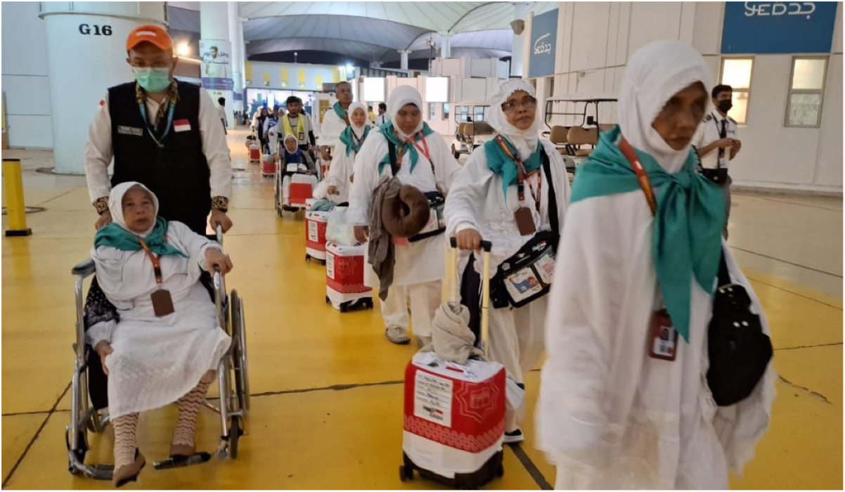 Kedatangan jemaah haji gelombang kedua JKG 27 dan Pdg 10 di Bandara Jeddah pada pukul 03.30 WAS.