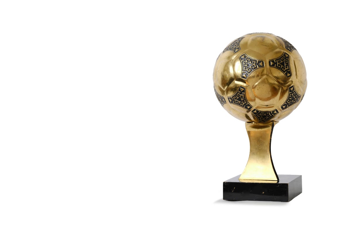 Trofi Bola Emas milik Diego Maradona.