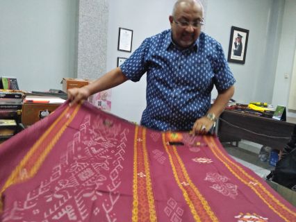 Perajin Sarung di Indonesia