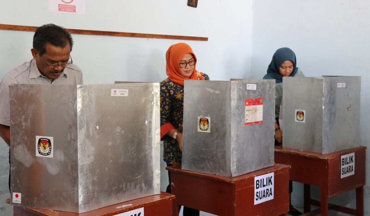 Ilustrasi: mantan Bupati Blora Joko Nugroho melaksanakan pemungutan suara di TPS.