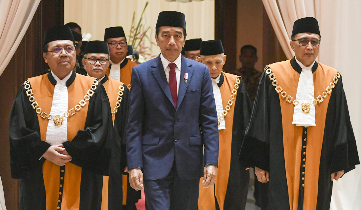 Presiden Jokowi didampingi Ketua MA Muhammad Syarifuddin (kiri) dan Wakil Ketua MA Sunarto (kanan) menghadiri laporan tahunan MA 2023