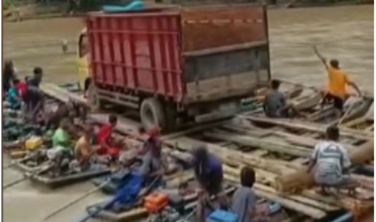 Truk diangkut dengan perahu rakit.