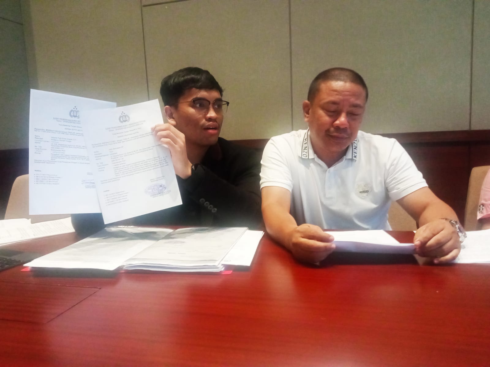 Iwan Darmawan, pengusaha asal Kalimantan Barat dan kuasa hukumnya  Zahid Zohar Awal menjelaskan kasus yang menimpa dirinya.