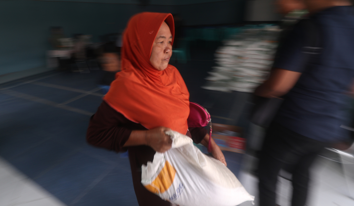 Ilustrasi: warga mengangkat beras saat penyaluran bantuan pangan cadangan beras 