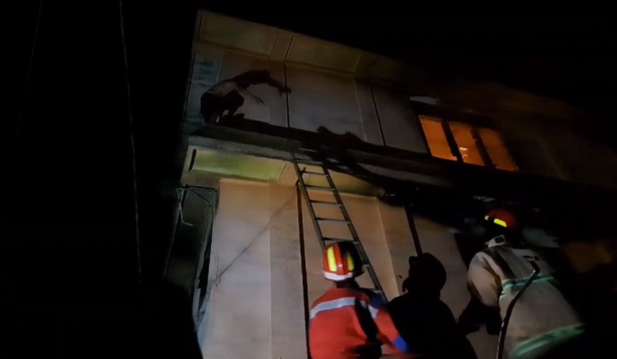 Proses penyelamatan kakek yang terjebak saat kebakaran di penginapan di Tebing Tinggi, Sumut.