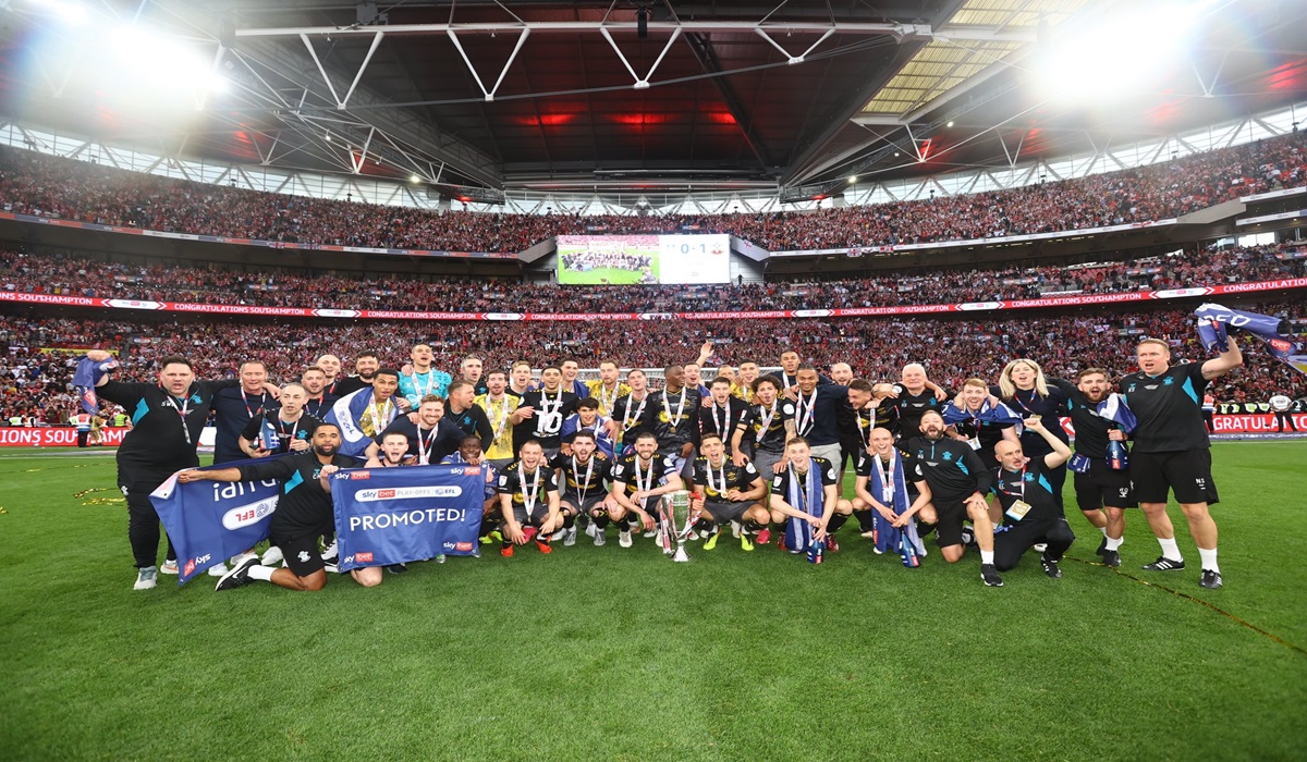 Para pemain Southampton merayakan keberhasilan mereka meraih promosi ke Liga Primer Inggris.