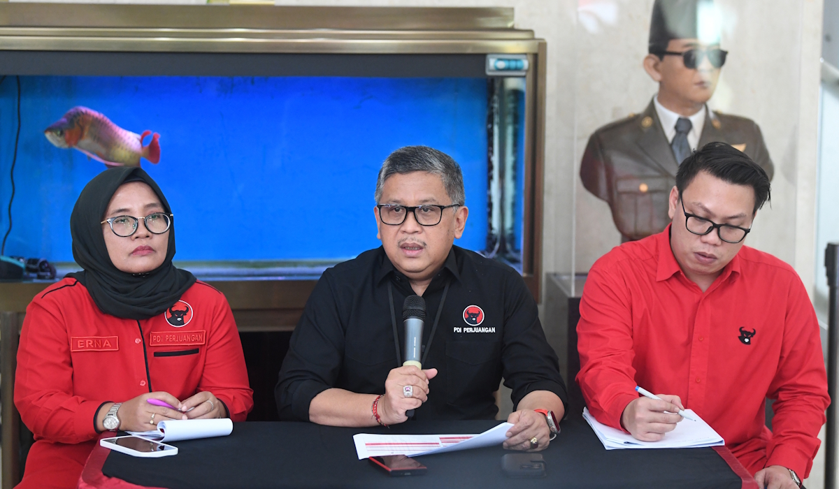 Sekjen PDI Perjuangan Hasto Kristiyanto (tengah) 