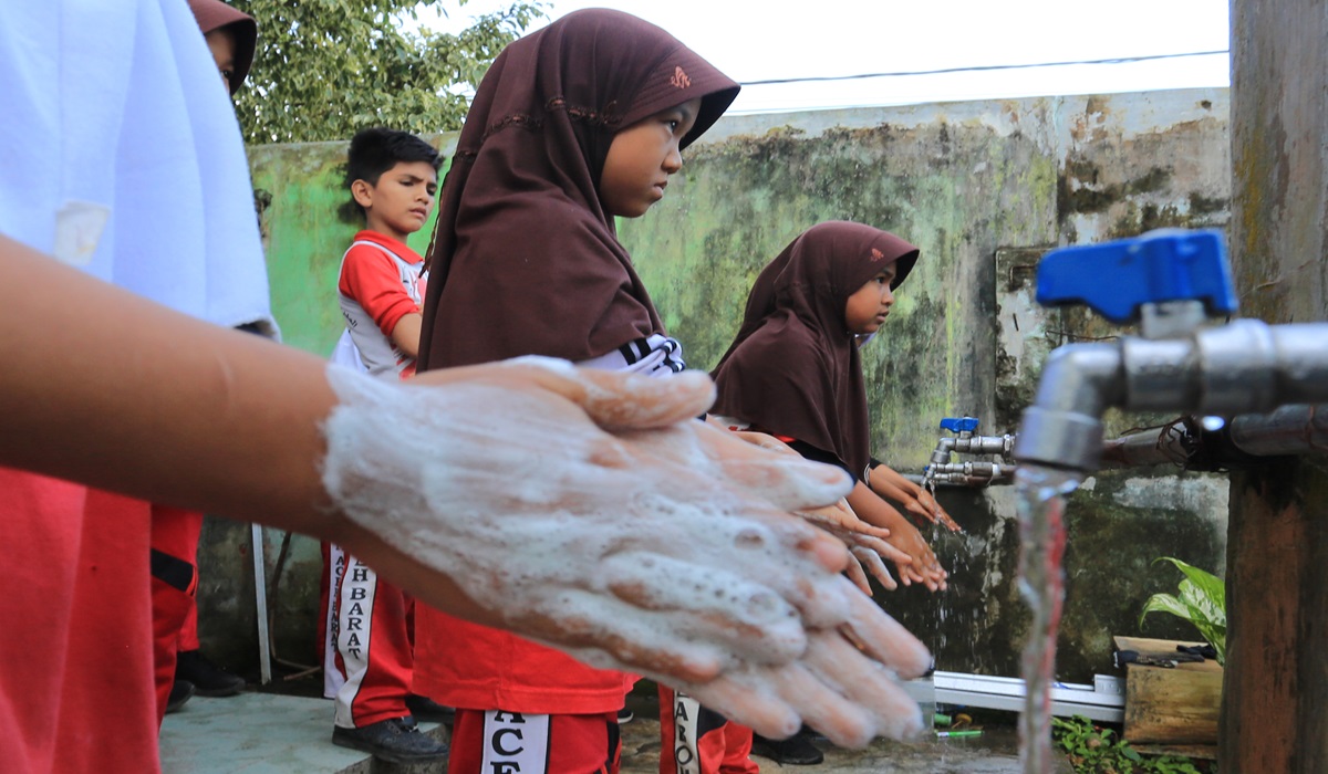 Sejumlah siswa mempraktikkan cara mencuci tangan dengan benar di Madrasah Ibtidayah Negeri (MIN) 11 Aceh Barat Desa Kuta Padang.