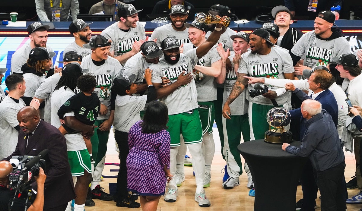 Para pemain Boston Celtics melakukan selebrasi usai menjadi juara Wilayah Timur dan melaju ke final NBA.