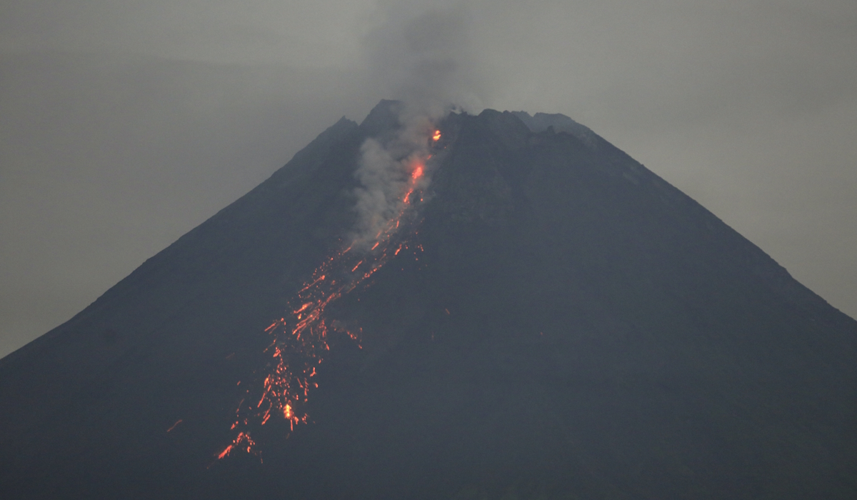 Luncuran lava pijar keluar dari kubah lava Gunung Merapi terlihat dari Turi, Sleman, DI Yogyakarta