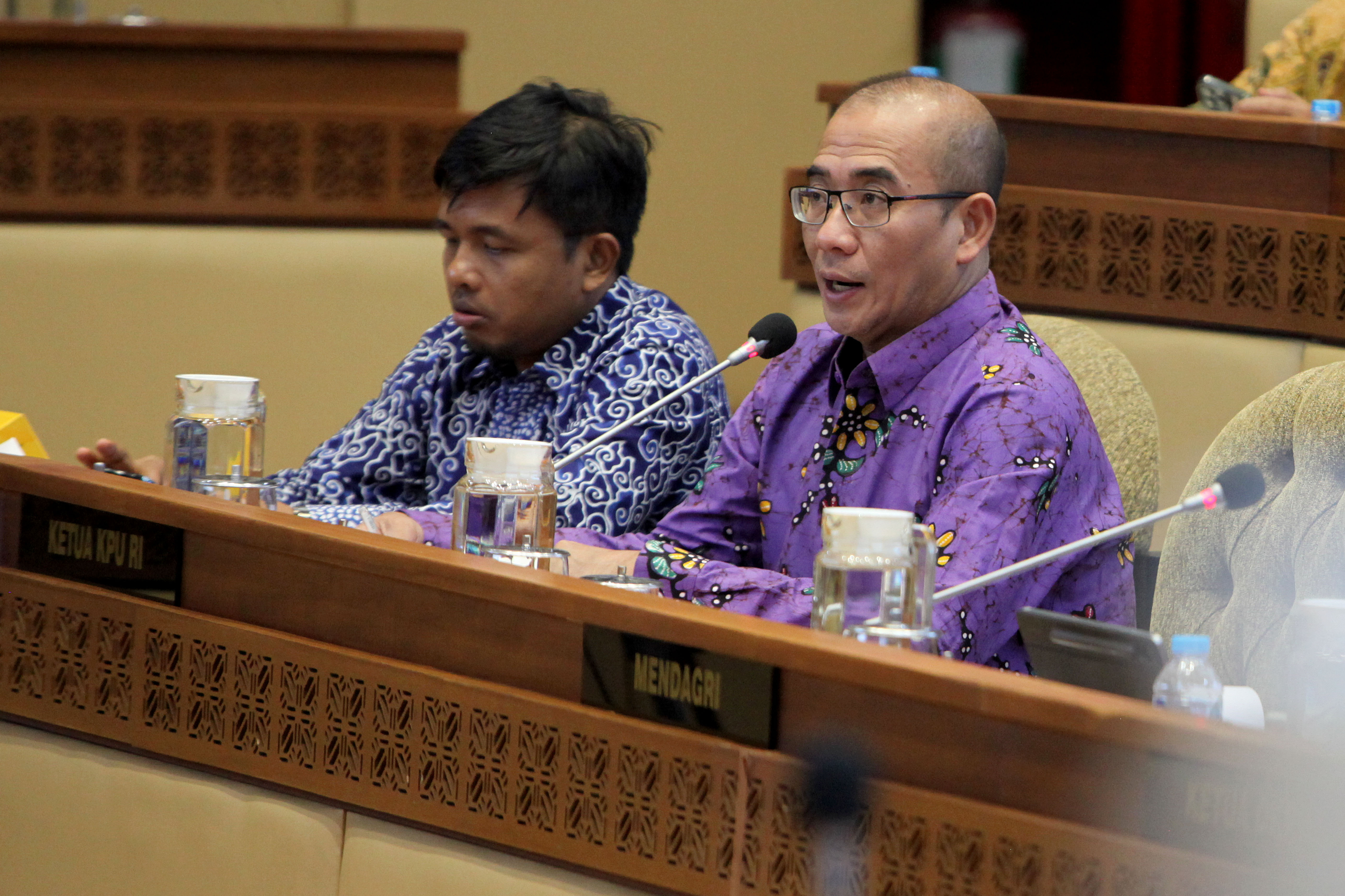Ketua KPU  Hasyim Asy'ari (kanan) didampingi anggota KPU Idham Holik di Gedung DPR RI, Jakarta, Rabu (15/5). 
