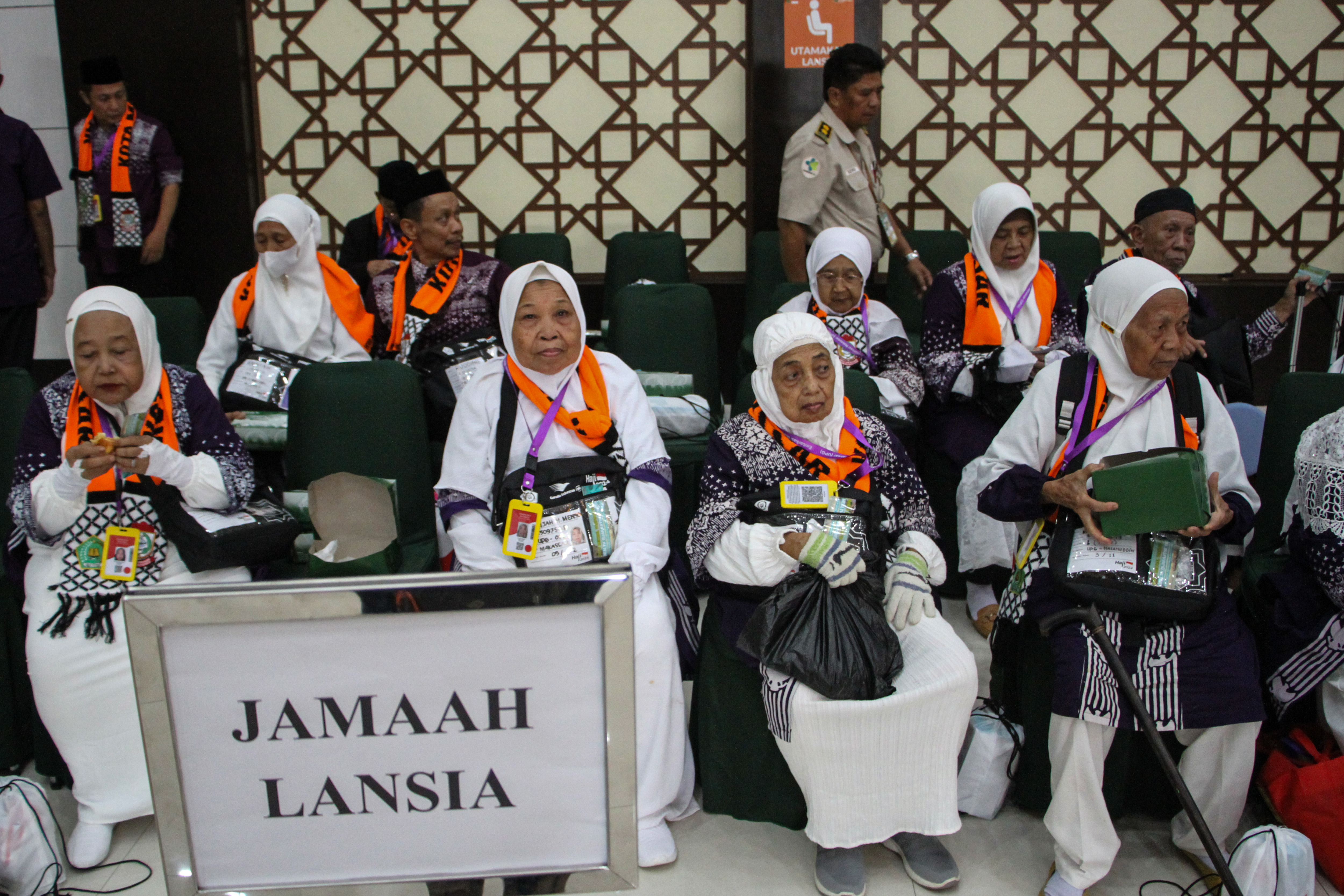 Sejumlah Jemaah Calon Haji (JCH) kelompok terbang (kloter) pertama embarkasi Makassar beristirahat usai menjalani pemeriksaan kesehatan.