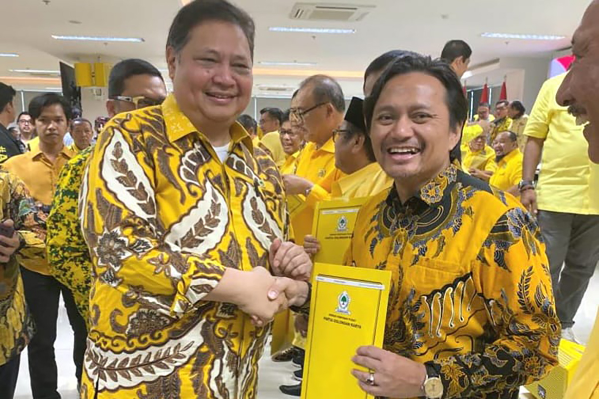 Hasnuryadi Sulaiman (kanan) bersalaman dengan Ketua Umum Partai Golkar Airlangga Hartarto.