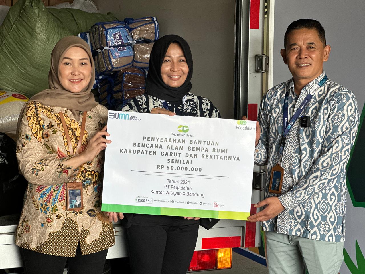 Kepala Departemen Business Support Pegadaian Jabar Hani Susantini menyerahkan bantuan untuk korban gempa bumi di Kabupaten Garut 