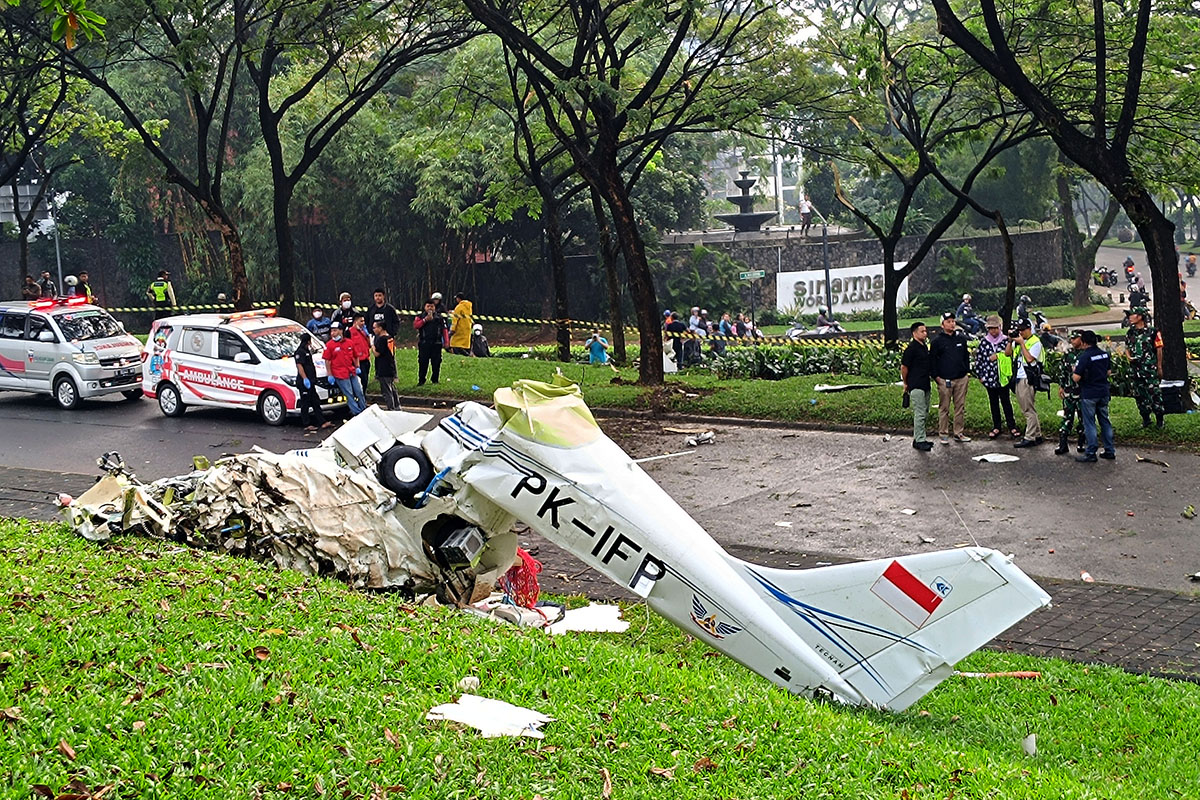 Sebuah pesawat latih jatuh di Lapangan Sunburst, Cilenggang, Tangerang Selatan, Banten, Minggu (19/6).