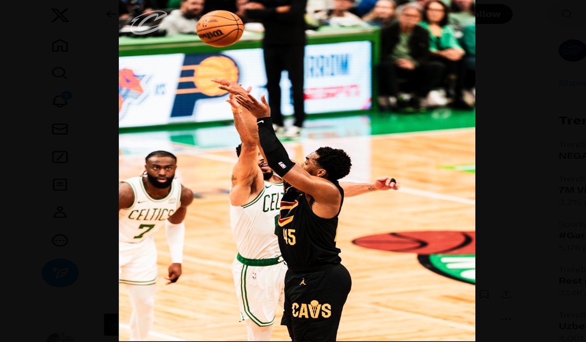 Pebasket Cleveland Cavaliers Donovan Mitchell melepaskan tembakan dalam laga NBA melawan Boston Celtics.