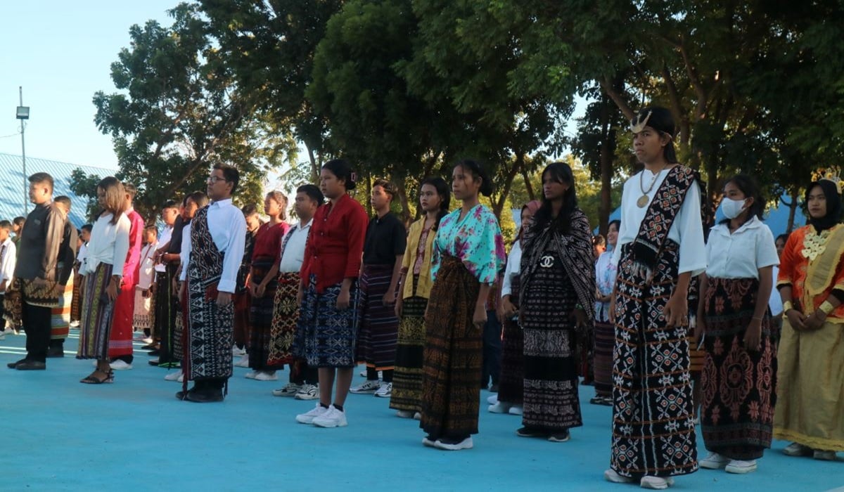 Siswa dan Guru di SMA Negeri 5 Kota Kupang mengenakan pakaian adat saat mengikuti upacara Hari Pendidikan Nasional (Hardiknas), Kamis (2/5).