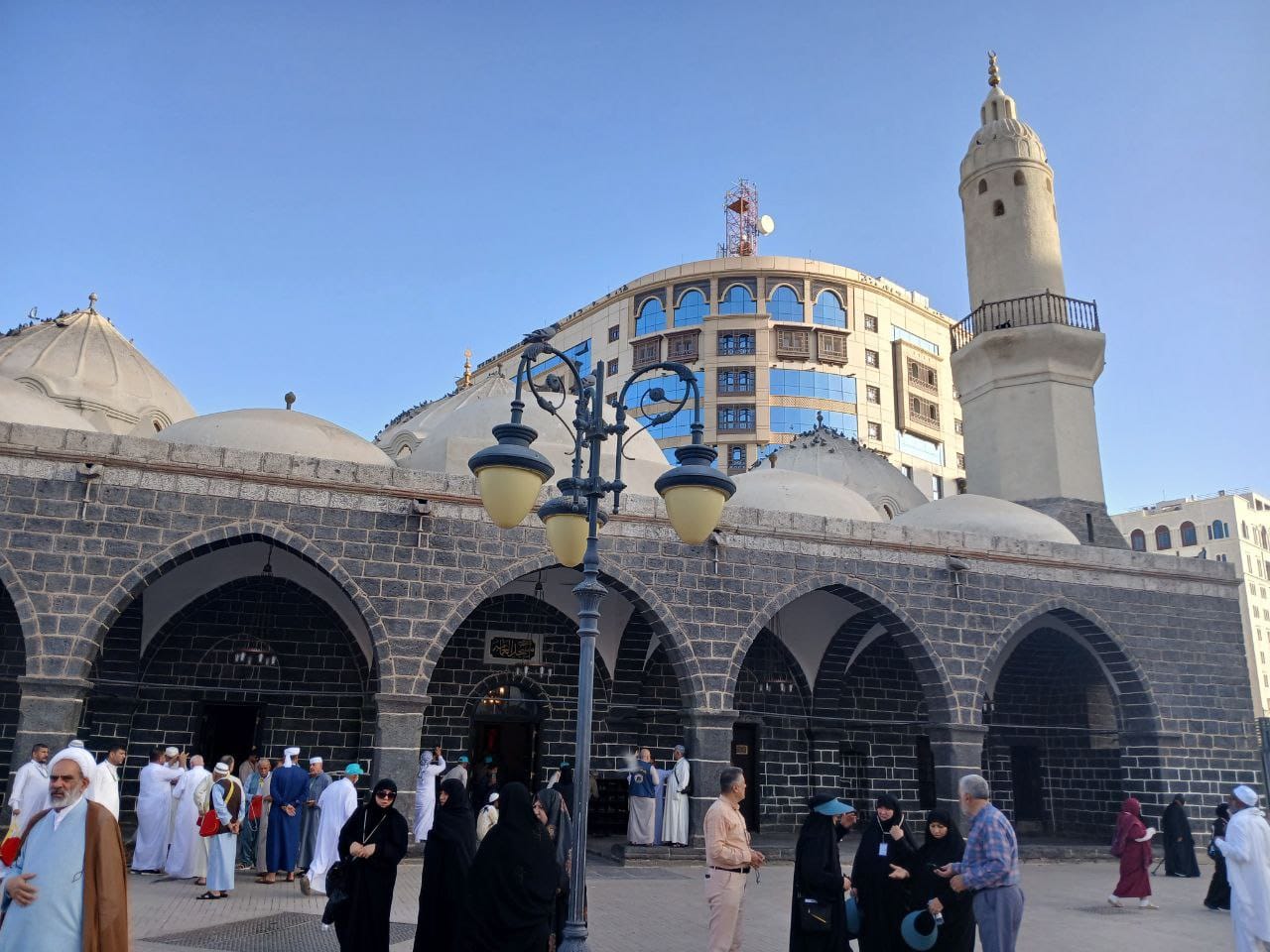 Jemaah haji mendatangi Masjid AlGhumamah, Madinah.