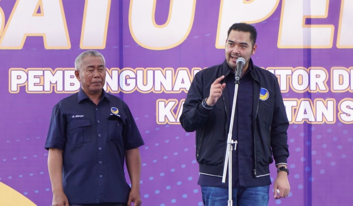 Ketua Koordinator Pemenangan Pemilu Partai NasDem Prananda Surya Paloh (kanan).