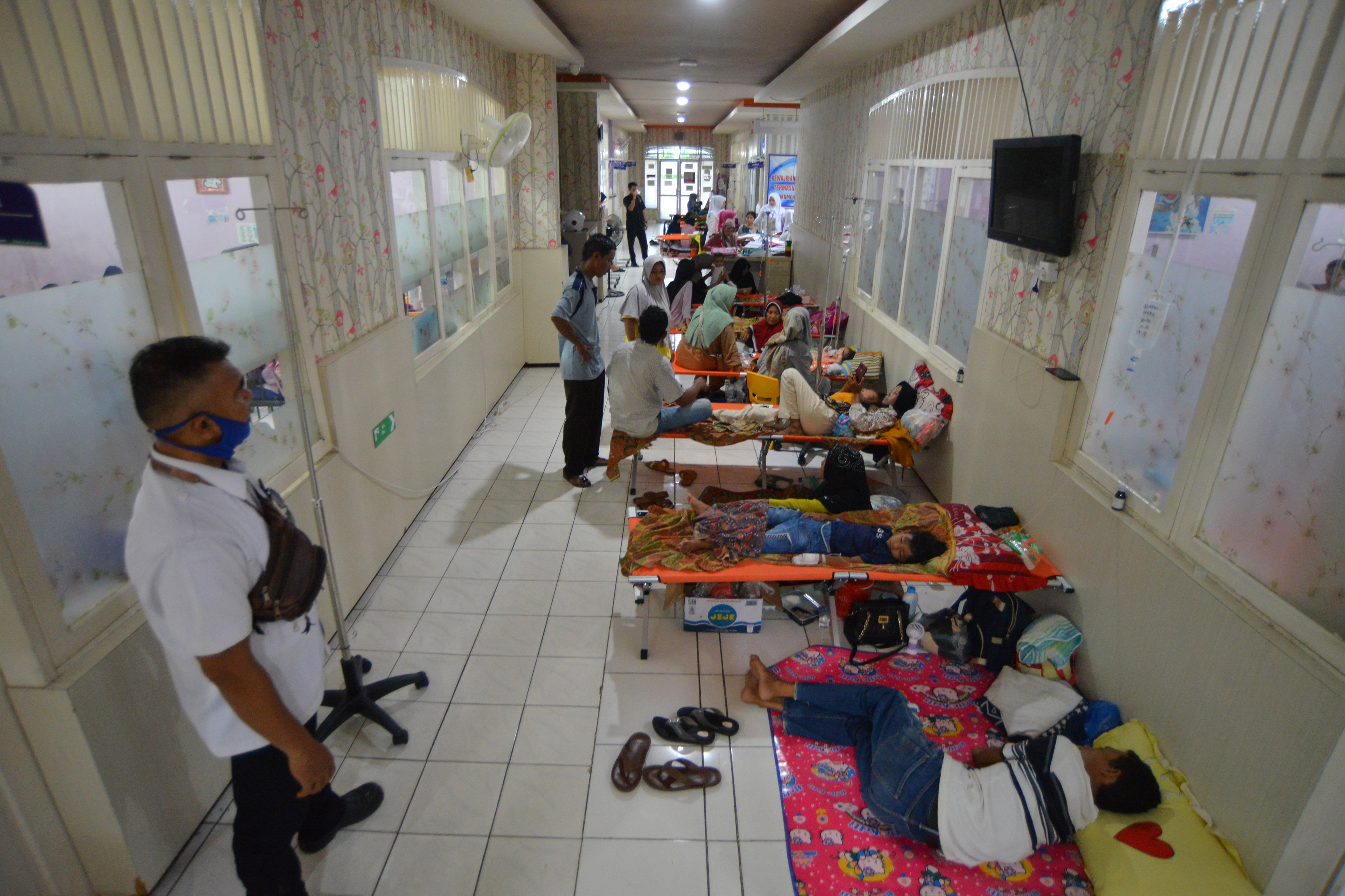 Pasien anak-anak penderita diare mendapatkan perawatan di rumah sakit