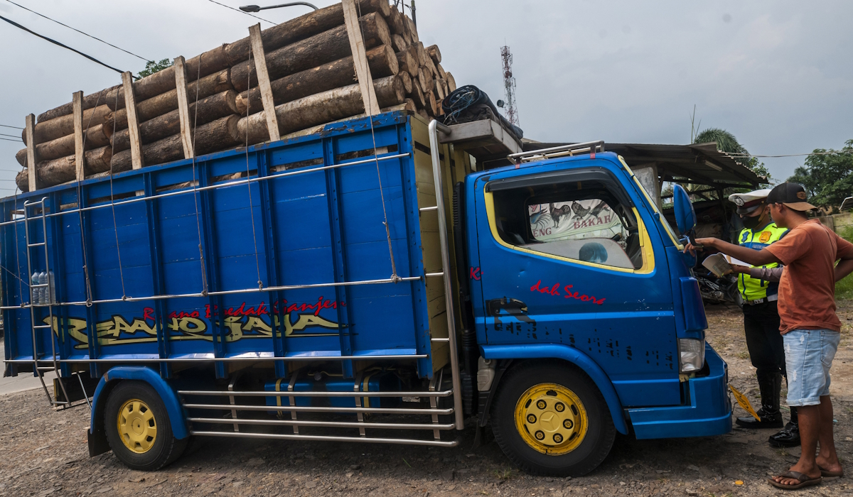 Polisi memeriksa surat kendaraan truk saat razia di Citeras, Lebak, Banten
