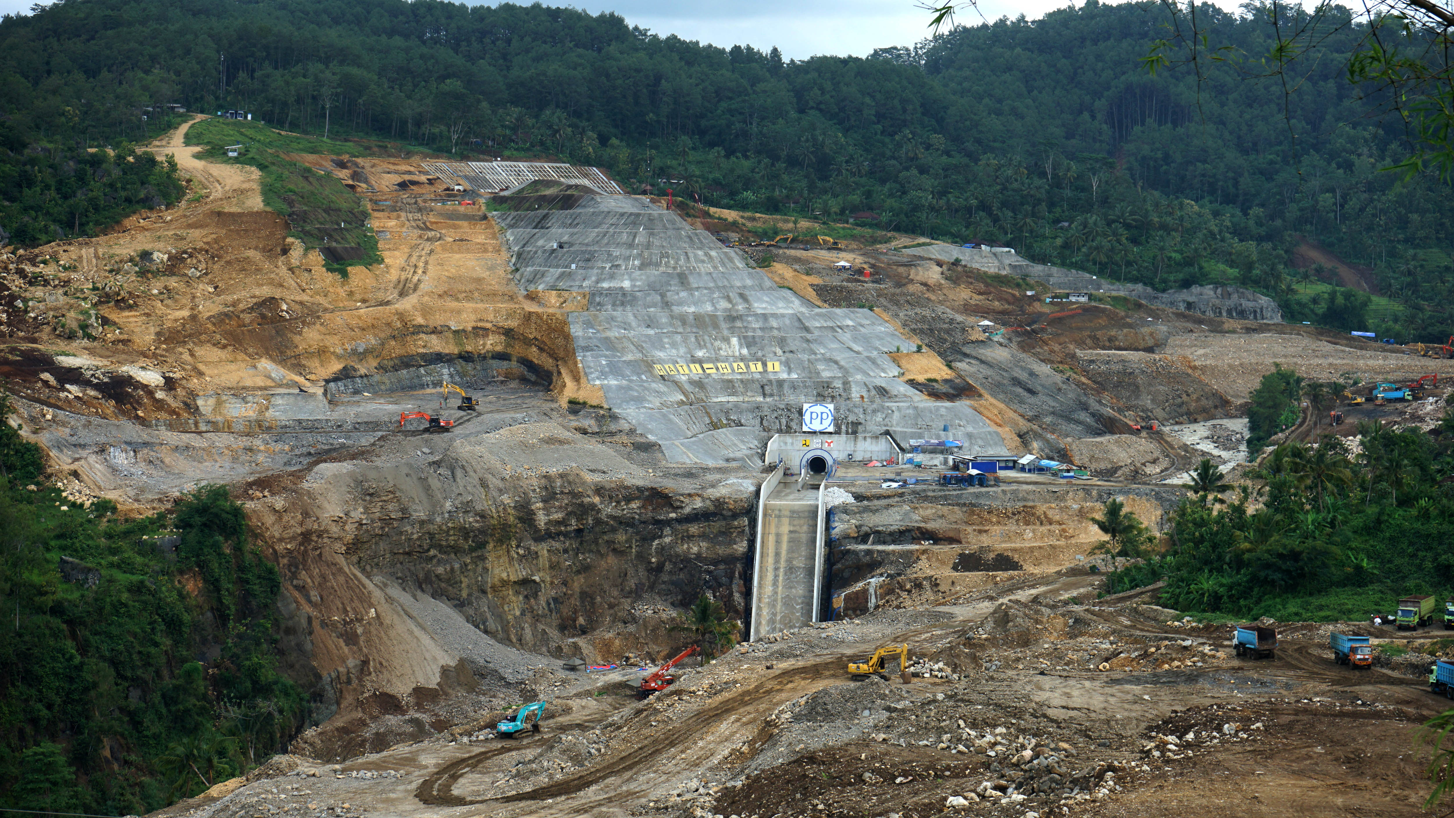 Sejumlah alat berat dioperasikan untuk mempercepat penyelesaian proyek strategis nasional (PSN).