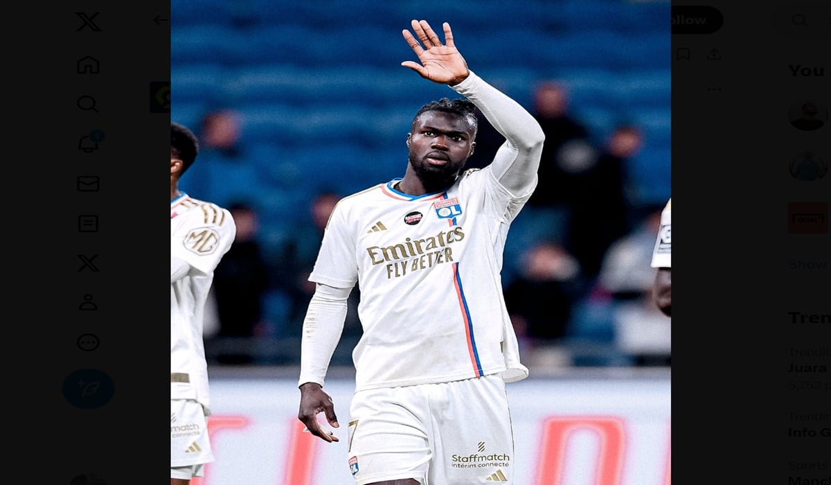 Pemain Lyon Mama Balde melakukan selebrasi usai laga Ligue 1 melawan Lille