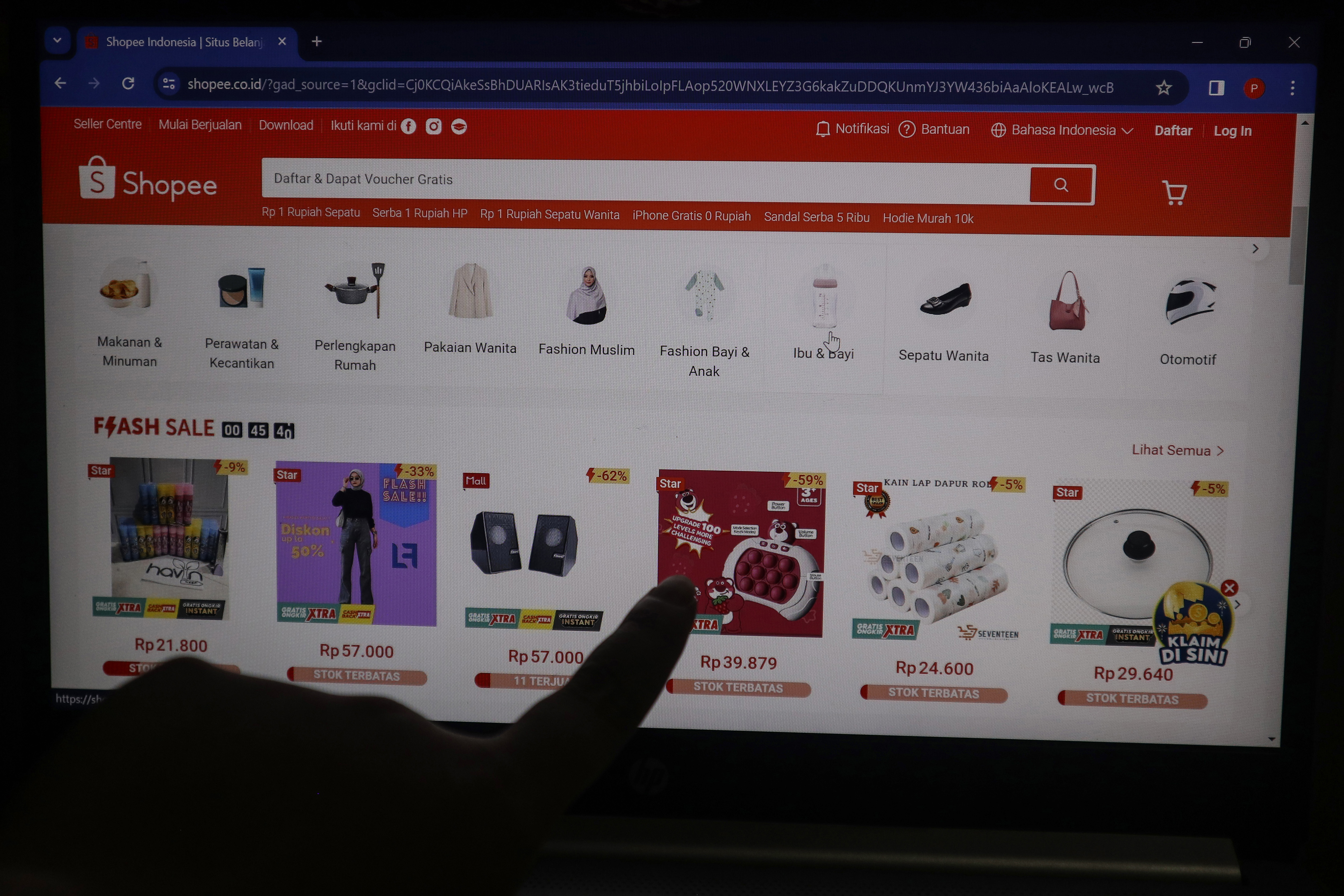 Ilustrasi : Konsumen berbelanja melalui aplikasi daring