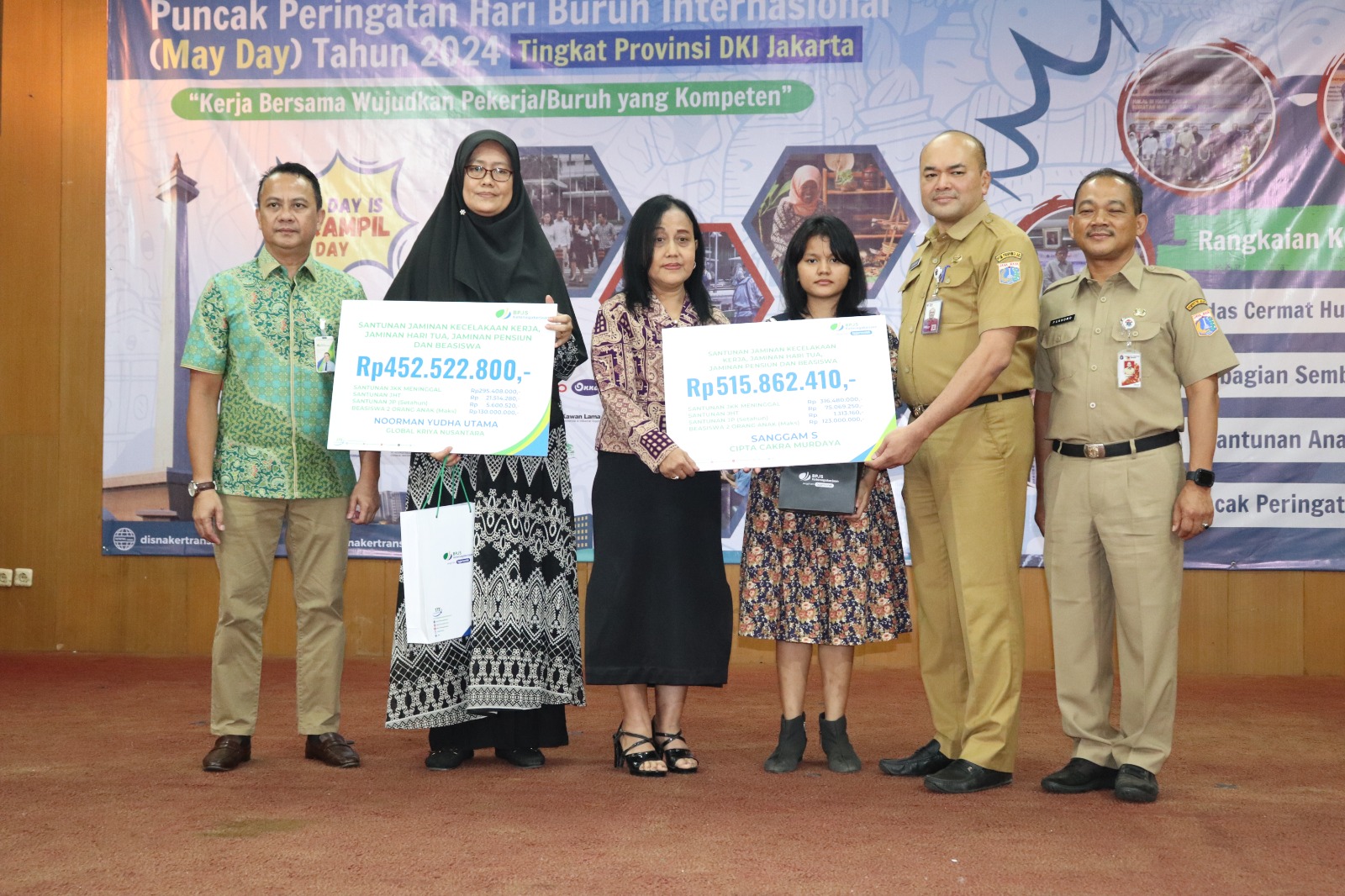 Pemberian manfaat santunan Jaminan Kecelakaan Kerja (JKK) kepada dua ahli waris peserta.