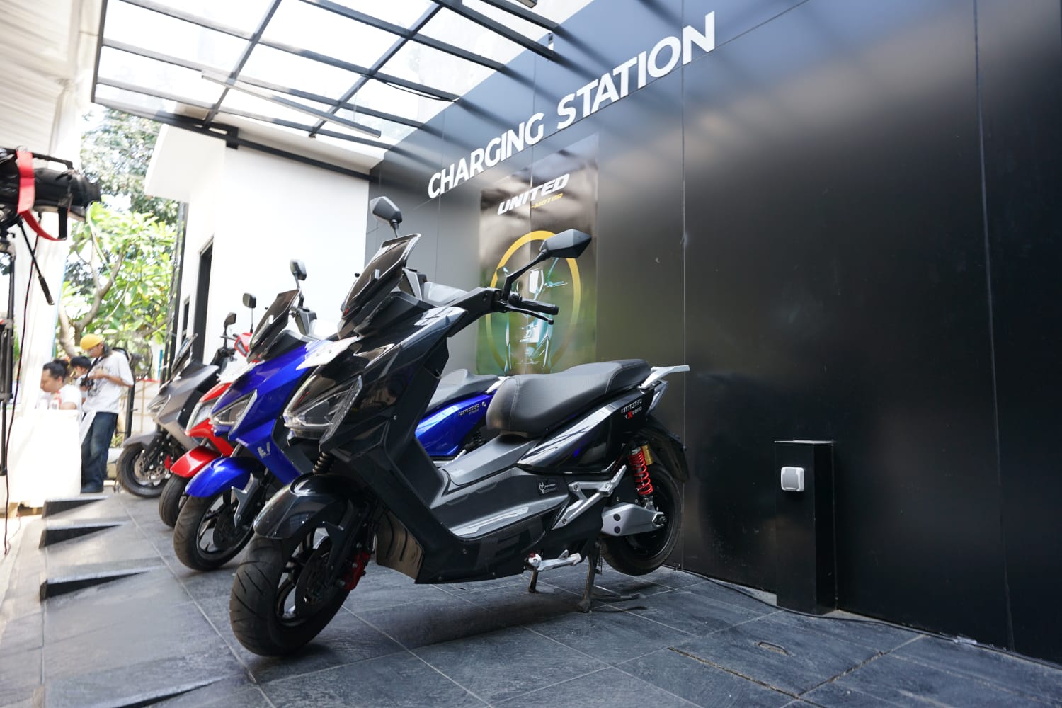  Charging station di Toko United e-motor di Jalan Inggit Ganarsih, Kota Bandung. 