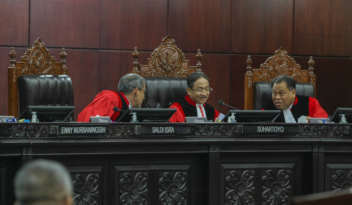 Ketua Hakim Konstitusi Suhartoyo (tengah) berdiskusi dengan Hakim Konstitusi Saldi Isra (kiri), Hakim Konstitusi Arief Hidayat saat sidang