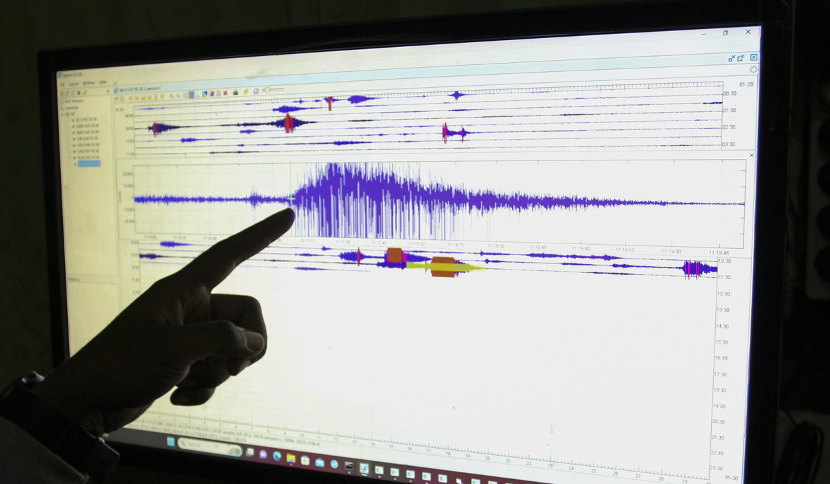 Petugas menunjukkan peningkatan aktivitas gunung Lewotobi Laki-laki di NTT.