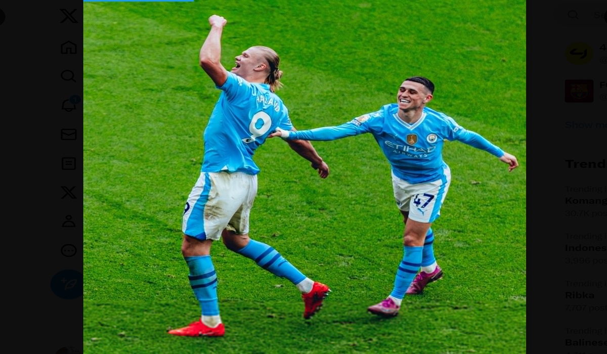 Penyerang Manchester City Erling Haaland (kiri) melakukan selebrasi usai mencetak gol ke gawang Wolverhampton Wanderers.