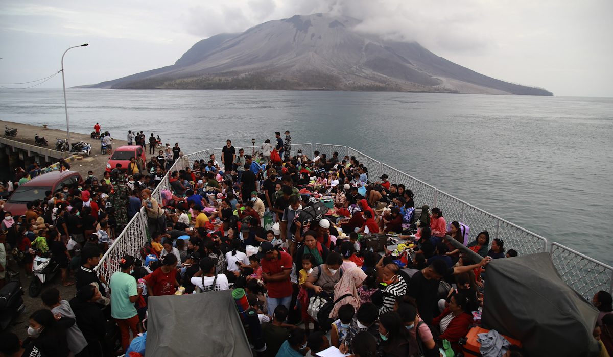Ratusan warga berada di atas geladak KRI Kakap-811 saat dievakuasi di Pelabuhan Tagulandang 