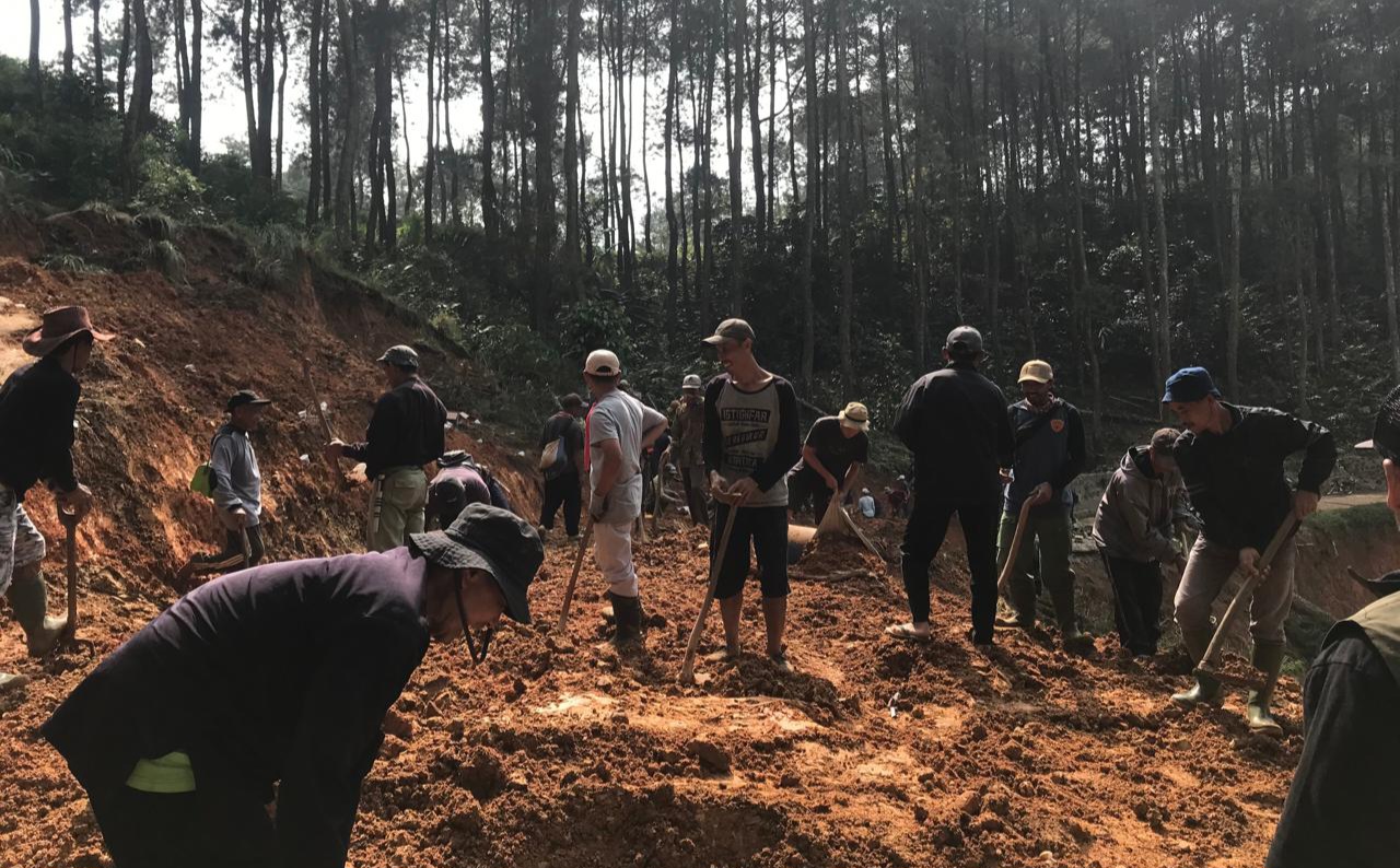 Warga dan aparat membersihkan material tanah longsor di Gununghalu, Kabupaten Bandung Barat