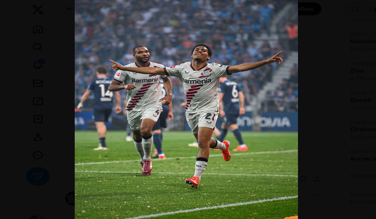 Pemain Bayer Leverkusen Amine Adli melakukan selebrasi usai mencetak gol ke gawang Bochum di laga Bundesliga.