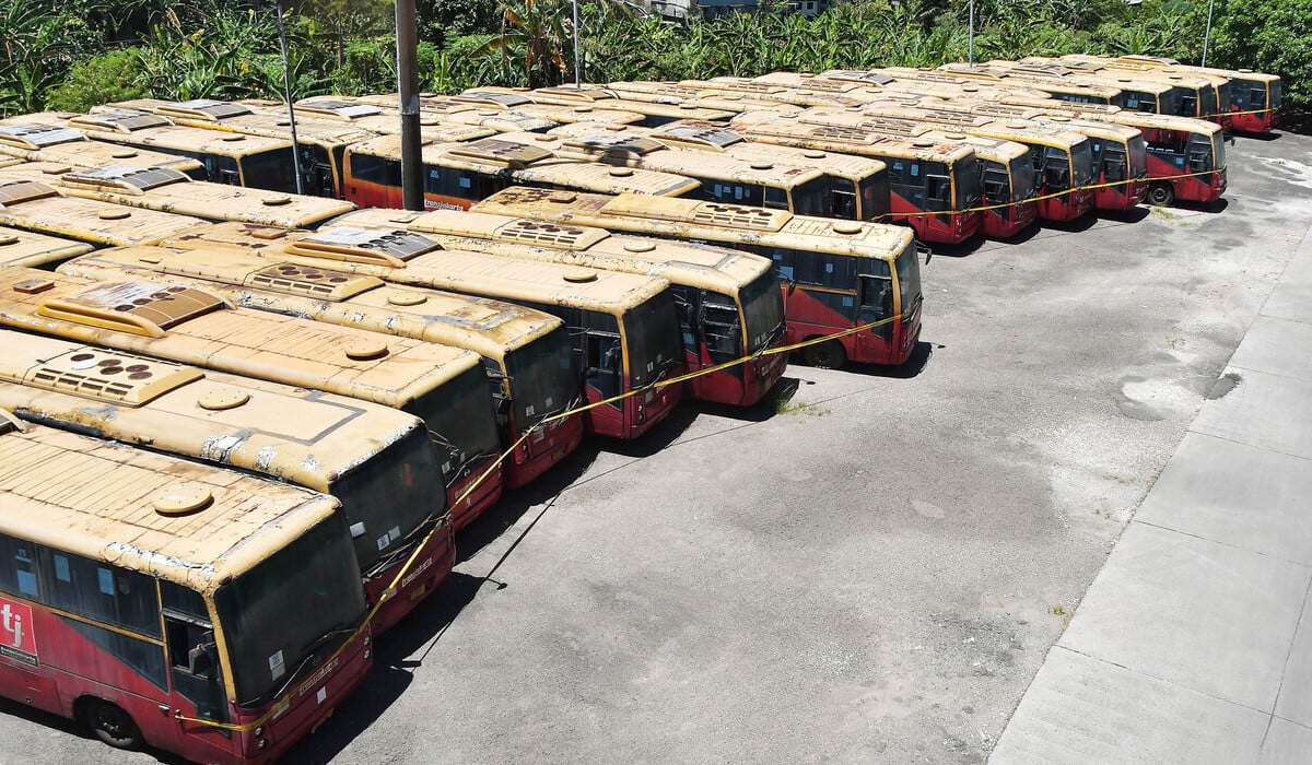 Sejumlah bus Transjakarta yang terbengkalai parkir di area Terminal Terpadu Pulogebang, Jakarta Timur.