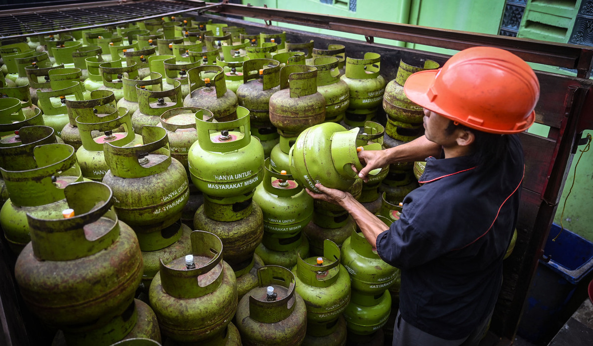 Petugas menata tabung elpiji 3 kilogram bersubsidi.
