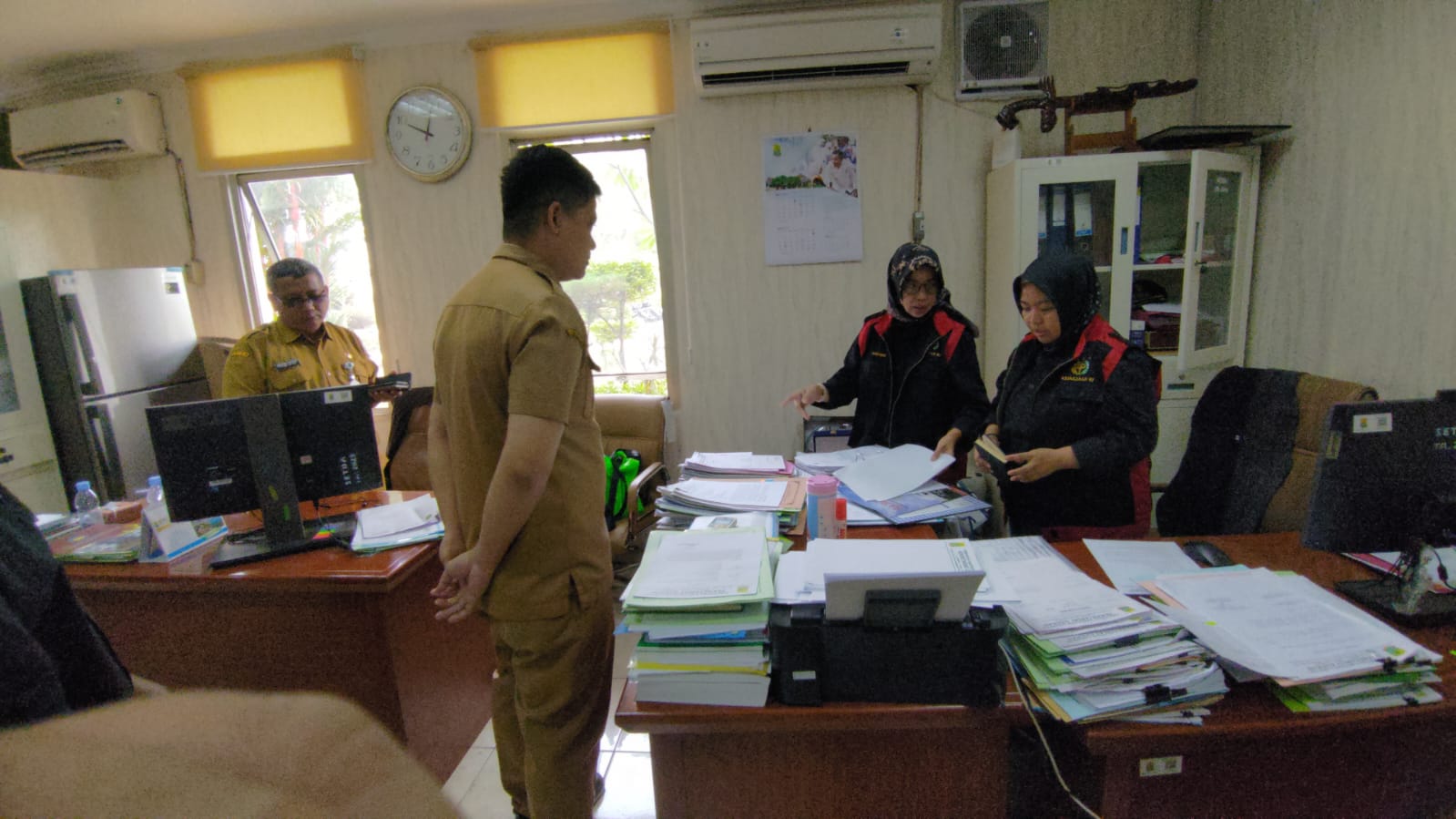 Tim Penyidik Kejati Jawa Barat melakukan penggeledahan di kantor Pemkab Karawang