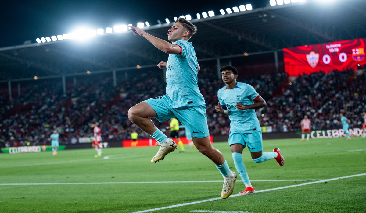 Gelandang Barcelona Fermin Lopez (kiri) melakukan selebrasi usai mencetak gol ke gawang Almeria di laga La Liga