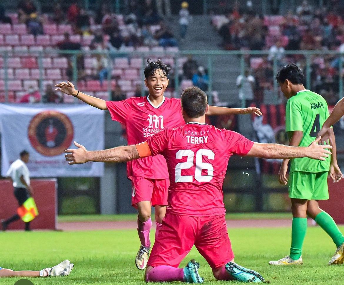 Miroslav Fernando Momor saat bermain dengan legenda Chelsea John Terry. 