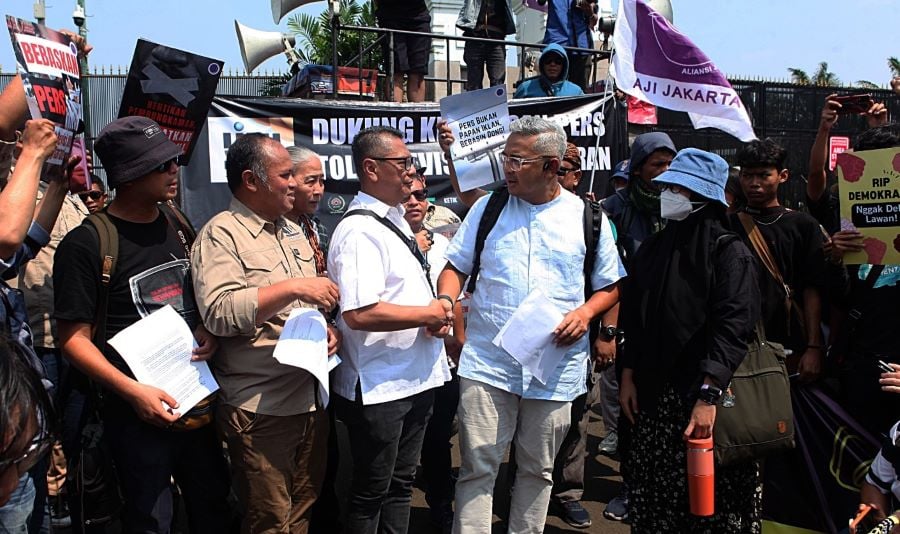 Anggota DPR RI Muhammad Farhan melakukan dialog dengan para jurnalis yang berunjuk rasa menolak revisi UU Penyiaran