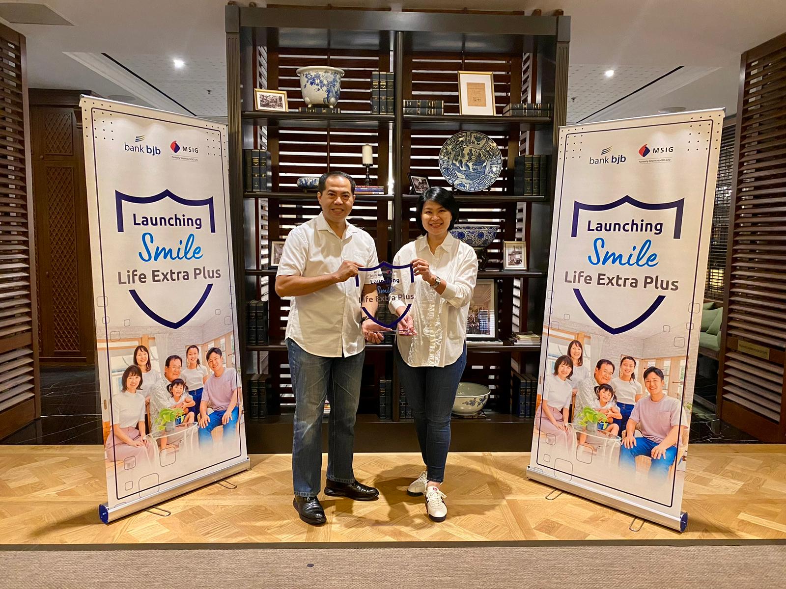 Edy Kurniawan Saputra Pemimpin Divisi Dana Jasa Konsumer bank bjb & Inasari Atmodjo Chief Partnership Distribution Officer MSIG Life