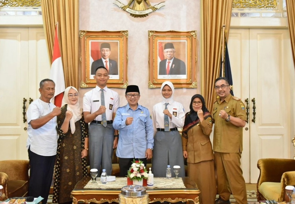 Bupati Cianjur Herman Suherman bersama dua anggota Paskibraka yang terpilih ke tingkat provinsi