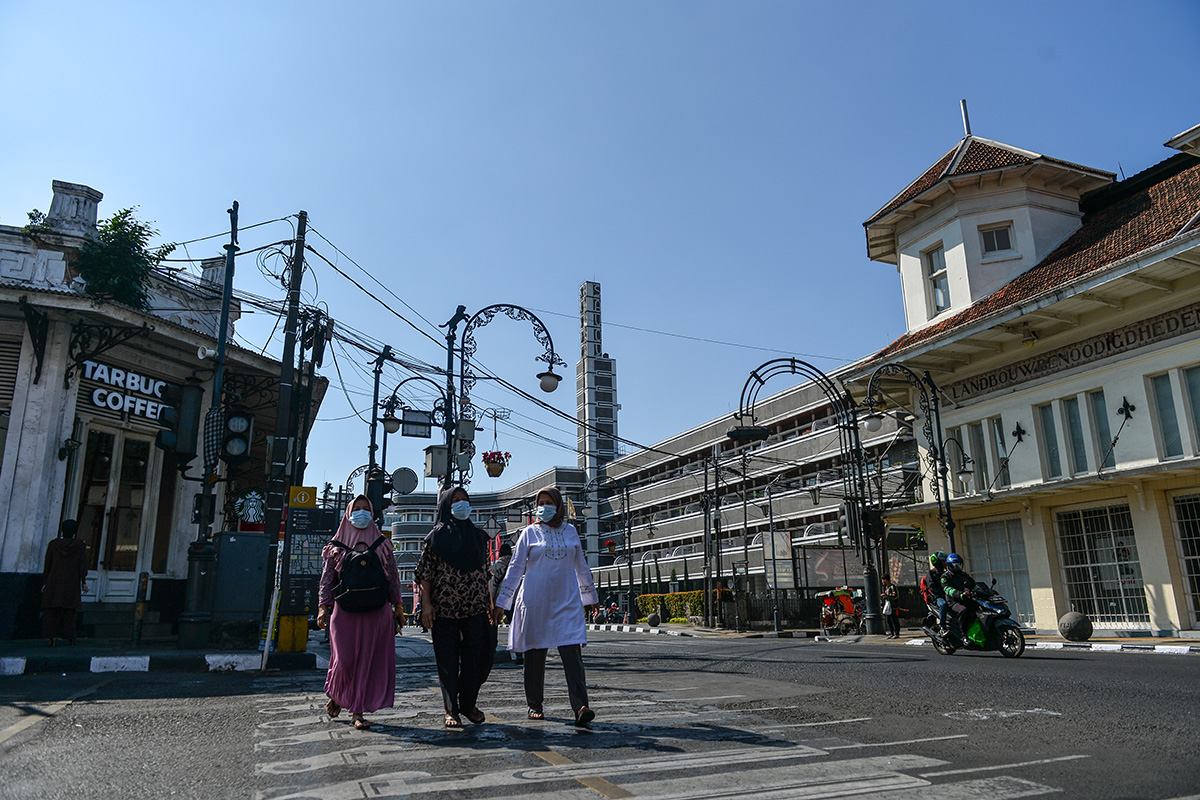 Warga yang mengenakan masker berjalan di kawasan Braga, Bandung, Jawa Barat, Senin (21/8/2023).