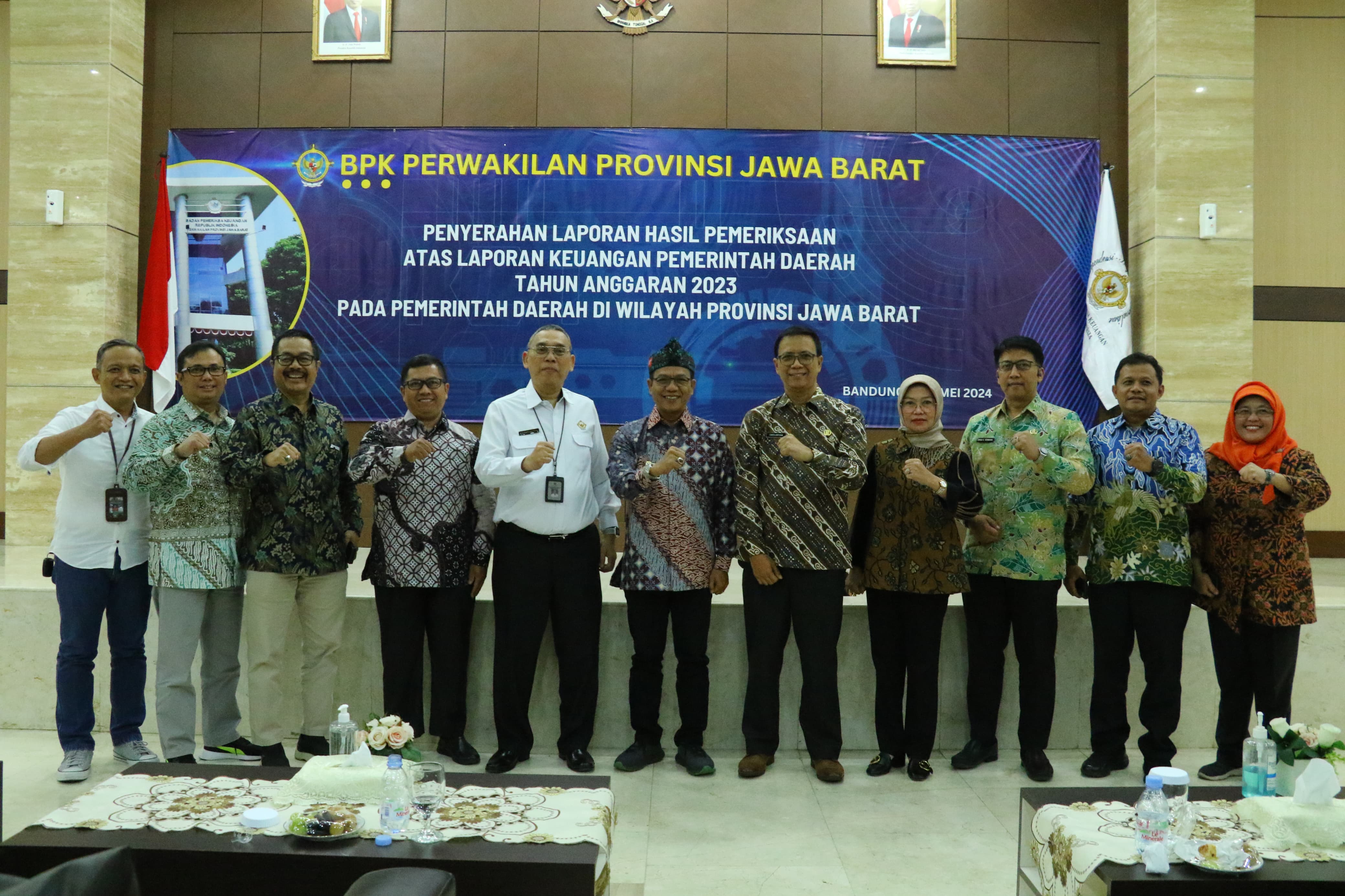 Para kepala daerah menerima laporan hasil pemeriksaan dari BPK Jawa Barat