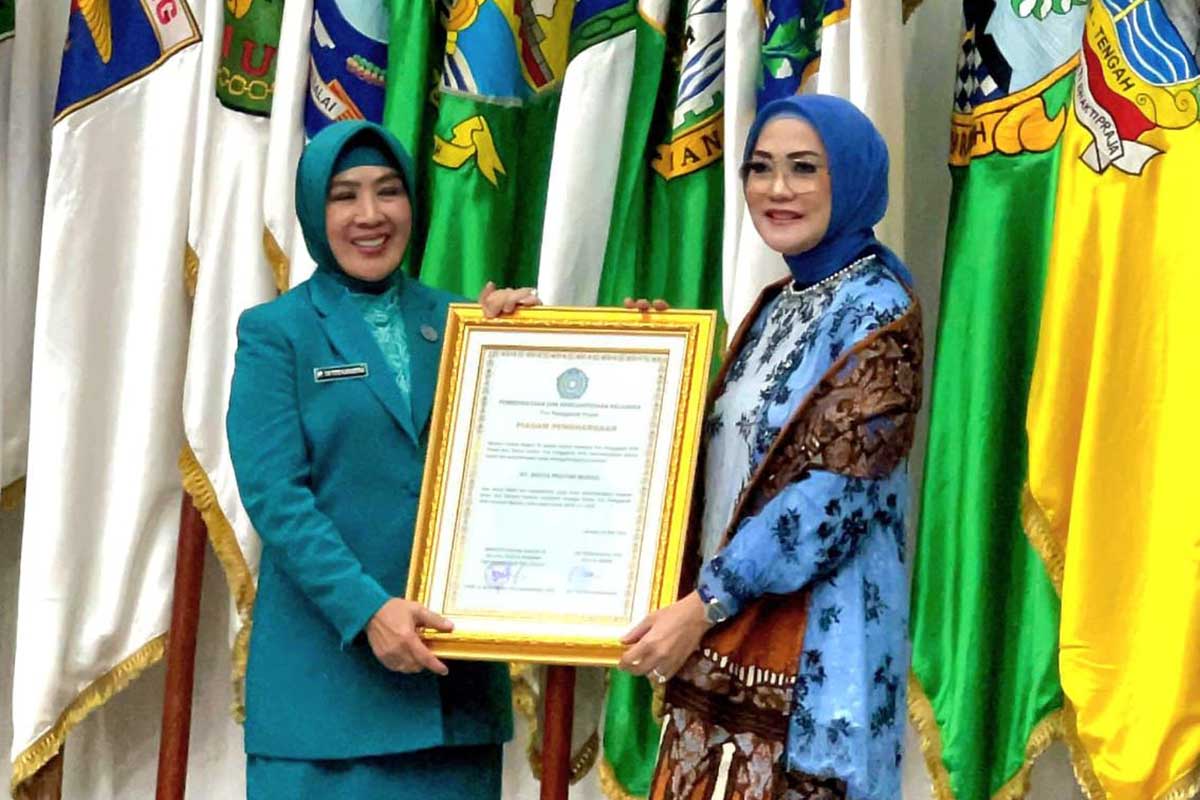 Widya Pratiwi Murad (kanan) menerima penghargaan dari Menteri dalam Negeri Tito Karnavian.