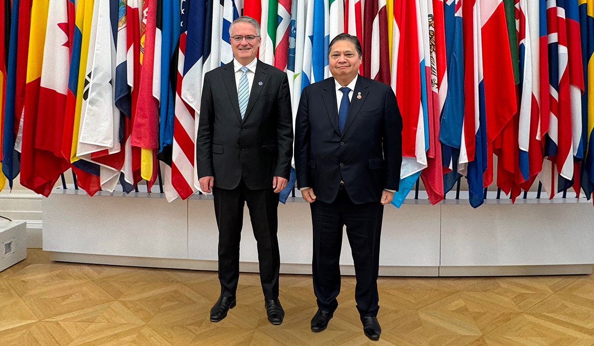 Menko Perekonomian Airlangga Hartarto (kanan) dan Sekretaris Jenderal OECD Mathias Cormann.