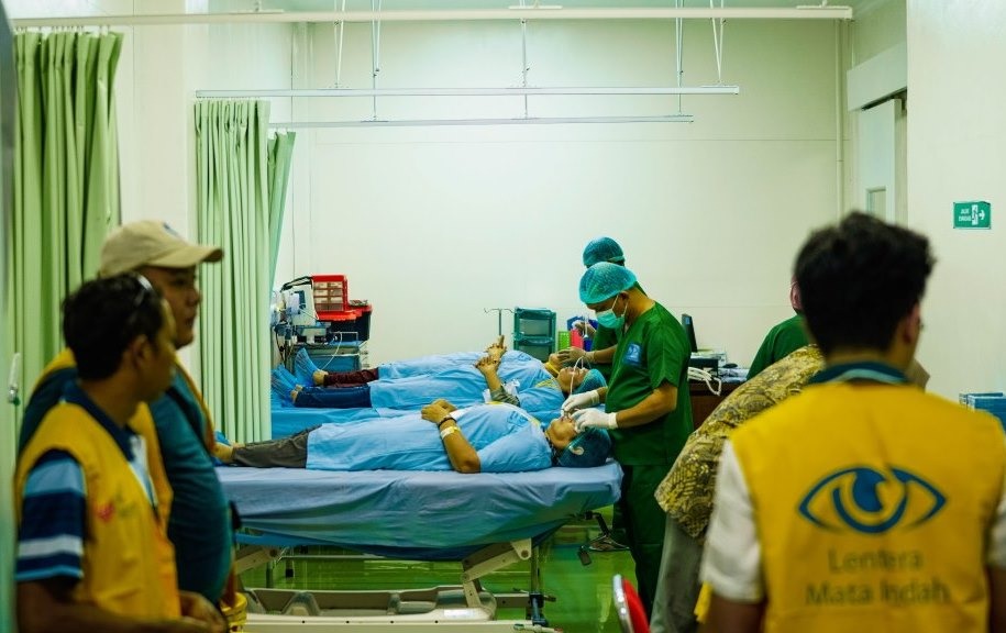 Operasi katarak gratis ini menggunakan metode SICS (Small Incision Cataract Surgery) yang aman, efektif.